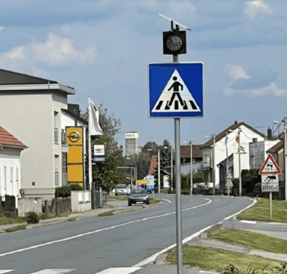 Žuto trepćuće svjetlo za naglašavanje prometnog znaka